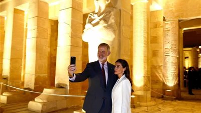 سحر مصر.. ملك إسبانيا يلتقط سيلفي مع الآثار المصرية بالأقصر