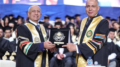 تخريج الدفعة 25 بالأكاديمية العربية.. ومحافظ المنيا يشارك فرحة ابنته