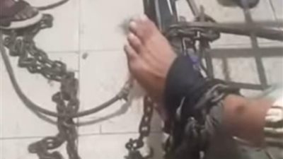 الأمن يفحص فيديو أب قيد نجله بالسلاسل بسبب الإدمان في أكتوبر
