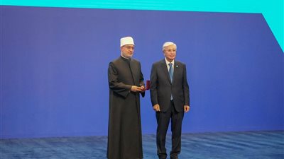 الرئيس الكازاخي يمنح مفتي الجمهورية وسام الشرف تقديرًا لجهوده في تعزيز الحوار والسلام