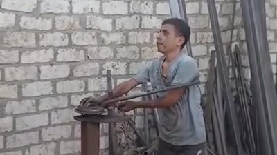 يجمع بين التفوق الدراسي والعمل بورشة حدادة.. شاب كفيف بالمنيا يتحدى إعاقته