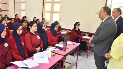 محافظ أسيوط: الدراسة انتظمت بجميع مدارس المحافظة والتعليم هو السلاح الحقيقي للمستقبل