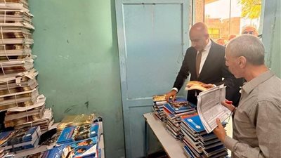 وزير التعليم يلتقي عددًا من أولياء الأمور.. ويراجع مخازن الكتب المدرسية في القاهرة
