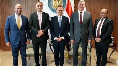 وزير البترول يبحث مع 