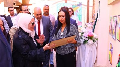 معرض فني للباقيات الصالحات.. وزيرة التضامن تتفقد أكاديمية ألزهايمر ووحدة 