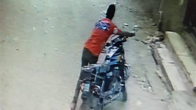 الأمن يكثف جهوده لكشف ملابسات فيديو سرقة دراجة نارية بحلوان