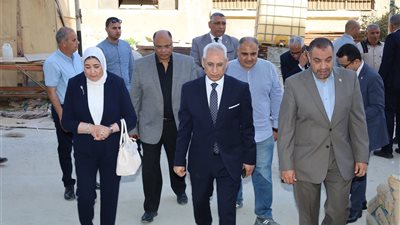استعدادًا لاستقبال الطلاب.. رئيس جامعة المنيا يتفقد التجهيزات النهائية للسكن الفندقي 