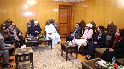 سفارة السنغال بالقاهرة تهدي وزير الأوقاف العدد الأول من مجلتها الصادرة بالعربية