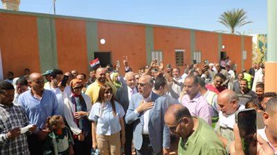 محافظ المنيا يسلّم 45 منزلاً و28 مشروعًا تنمويًا للأسر الأولى بالرعاية بقرية طرفا