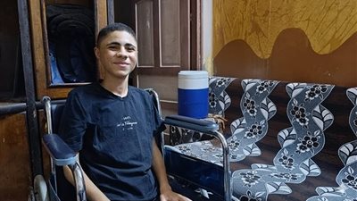 شاب من المنيا يتحدى مرض ضمور العضلات ويكمل حلمه الجامعي