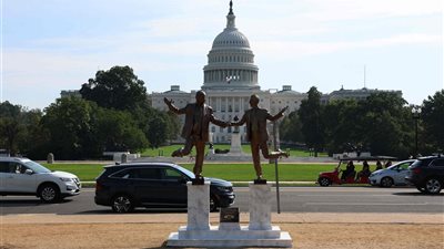 تمثال مثير للجدل يجسد علاقة ترامب بإبستين في قلب واشنطن (صور)