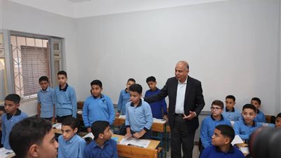 محافظ المنيا يتابع سير العملية التعليمية بعدد من مدارس المحافظة