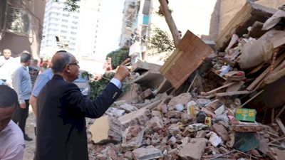 محافظ المنيا يتفقد موقع انهيار منزل خالٍ من السكان أثناء أعمال هدم بجوار فندق لوتس