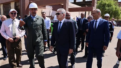 الفريق أسامة ربيع يتفقد شركة ترسانة السويس البحرية.. ويعلن افتتاح مجمع العيادات الجديدة بمنطقة حوض الدرس