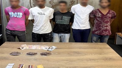 فيديو فضحهم.. القبض على المتهمين بترويج المخدرات وسط شارع في المقطم