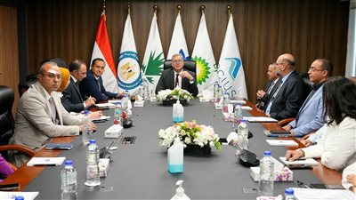 وزير البترول يتابع عبر 