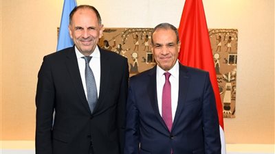 وزير الخارجية يبحث مع نظيره اليوناني تعزيز الشراكة والتنسيق بالأمم المتحدة