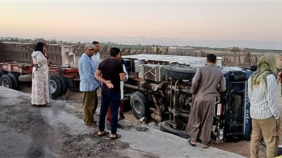 مصرع شخصين وإصابة 4 في تصادم لودر بسيارة نقل في البحيرة.. صور 