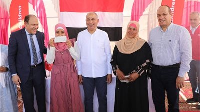 محافظ المنيا يسلّم شيكات بـ500 ألف جنيه لدعم مشروعات النشء بملوي