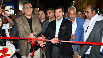 وزير الشباب والرياضة ومحافظ الجيزة يفتتحان مجمع حمامات السباحة بمركز التنمية الشبابية بالشيخ زايد