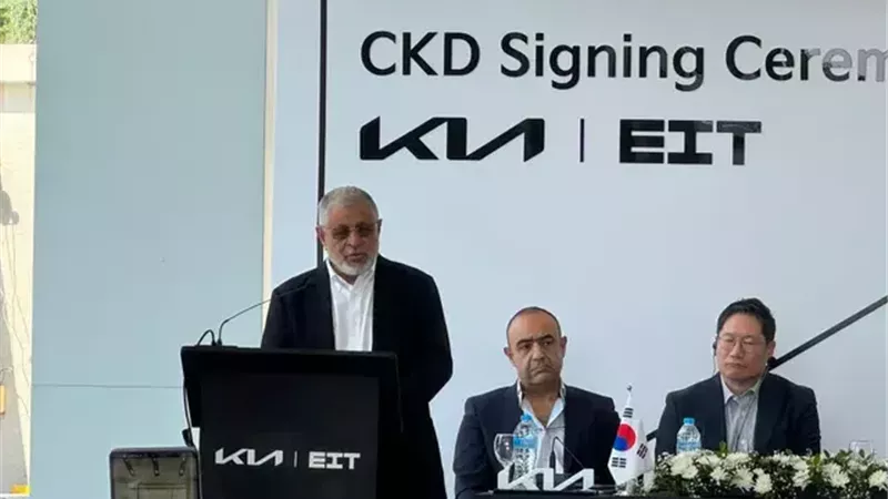 أثناء توقيع التعاون