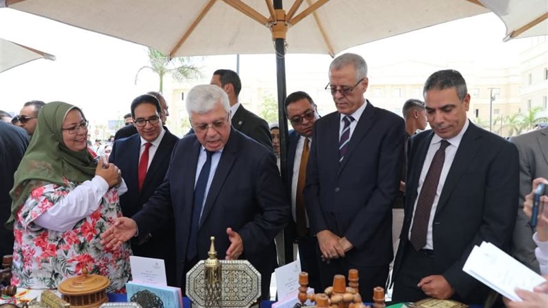 الوزير يتفقد الجامعة