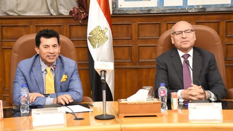 محافظ القاهرة ووزير
