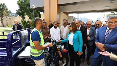 تسليم 50 تروسيكل للجمعيات الأهلية بالجيزة لدعم منظومة النظافة