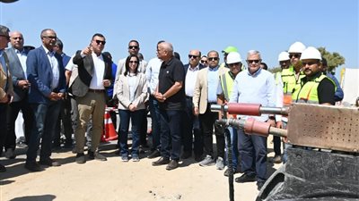وزير الإسكان ومحافظ البحيرة يتفقدان مشروع ازدواج خط مياه وادي النطرون
