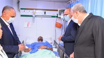 وزير العمل ومحافظ الغربية يزوران المصابين ضحايا حادث حريق مصنع بالمحلة