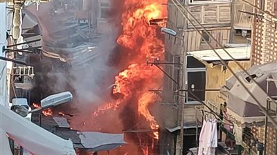 حريق هائل يلتهم سوق الحميدي ببورسعيد.. والحماية المدنية تدفع بـ10 سيارات إطفاء