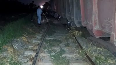 بالصور.. خروج عربات من قطار بضائع عن القضبان فى بنى سويف