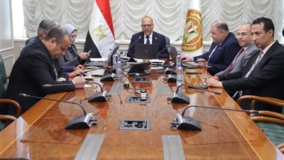 في 26 محافظة.. وزير العمل يشهد تسليم 700 عقد عمل معظمهم لـ