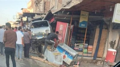 حادث مروع في البحيرة.. سيارة سوزوكي تصطدم بموتوسيكل وتقتحم محلًا تجاريًا