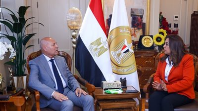 منال عوض تبحث مع محافظ القاهرة تطوير الشوارع والخدمات