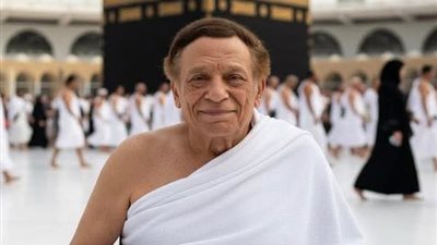 حقيقة صور عادل إمام على كرسي متحرك أثناء العمرة