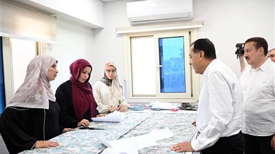 رئيس الوزراء يتفقد مركز تنمية وصحة الأسرة بـ
