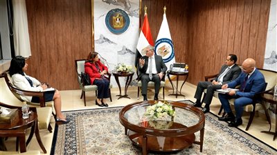 وزير البترول يبحث مع 