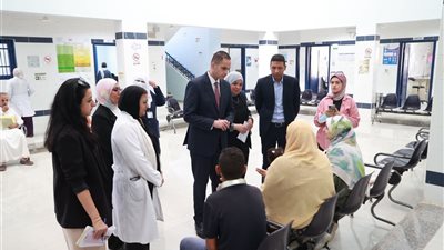 صرف مكافأة للعاملين.. نائب وزير الصحة يتفقد مركز صحة أسرة غرب الجامعات