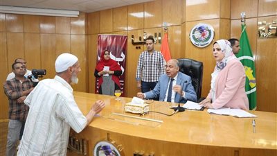 محافظ المنيا يناقش 63 شكوى جماهيرية ويوجه بحلول عاجلة لخدمة المواطنين