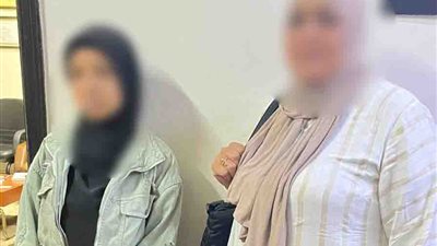 بسبب طريقة جلوسها.. تفاصيل اعتداء سيدة على طالبة داخل مترو الأنفاق بالقاهرة