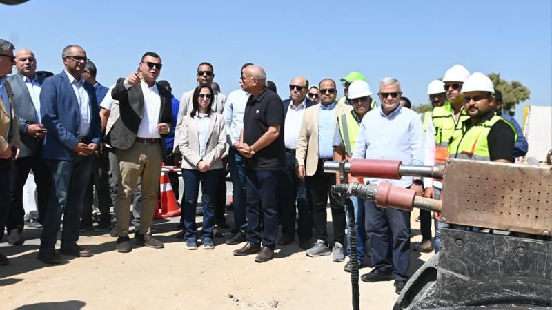 وزير الإسكان ومحافظ