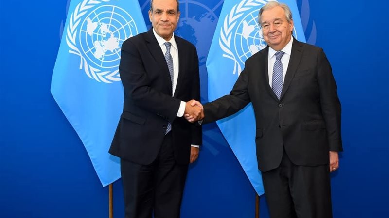 وزير الخارجية مع