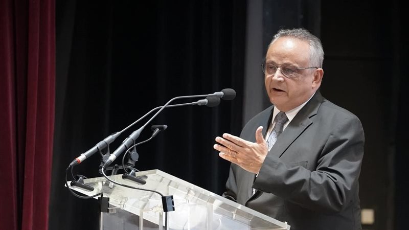 الدكتور أحمد زايد
