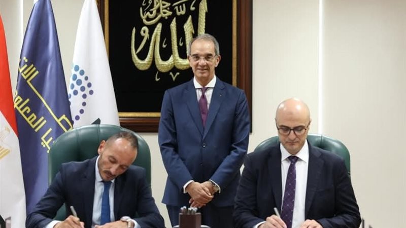 أثناء توقيع الاتفاقية
