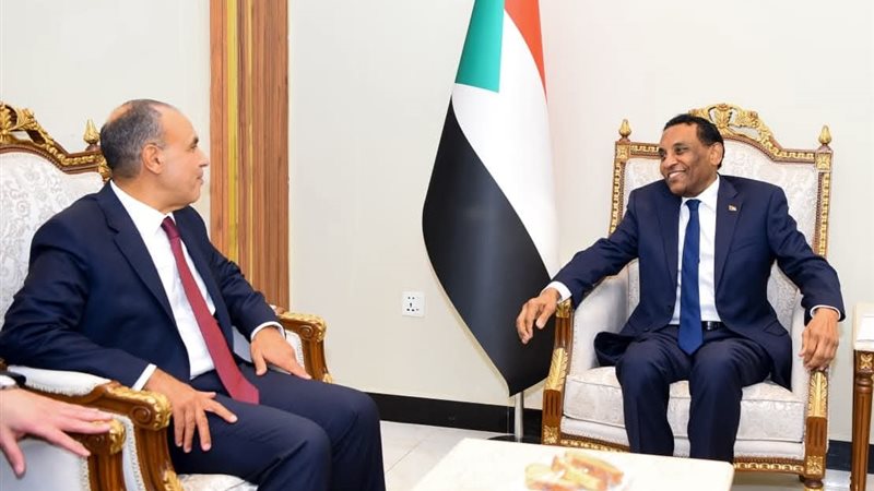 وزير الخارجية مع