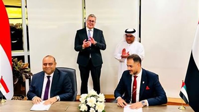 جانب من توقيع الاتفاقيات