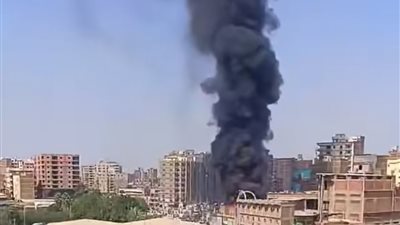 حريق هائل في مصنع كاوتش شهير بالغربية وسط المدينة والدفع بسيارات الإطفاء
