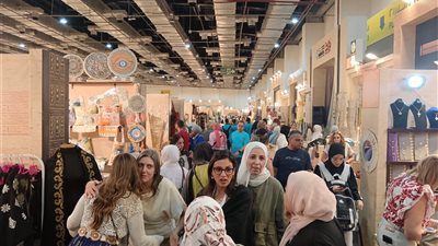 زحام كبير داخل معرض تراثنا في اليوم الثاني.. والتخفيضات تصل إلى 20٪