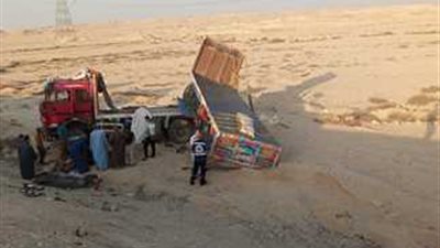 مصرع شخص وإصابة 5 في انقلاب سيارة نقل بطريق الصعيد الصحراوي بالمنيا
